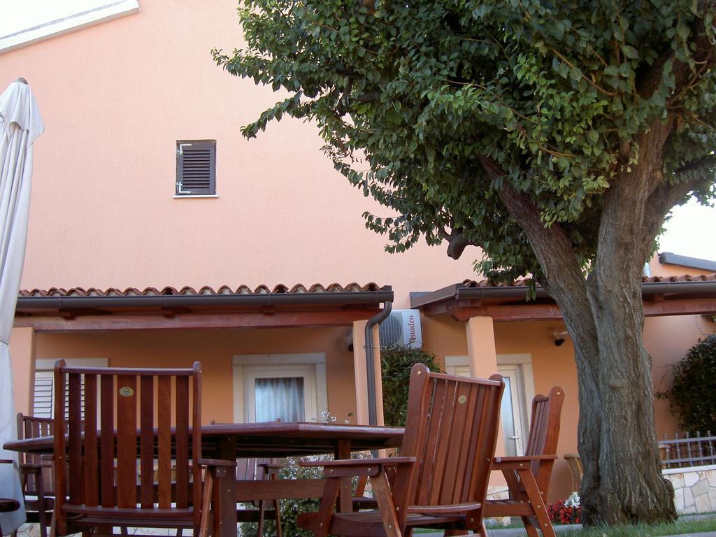 Apartments Kori Funtana Rum bild