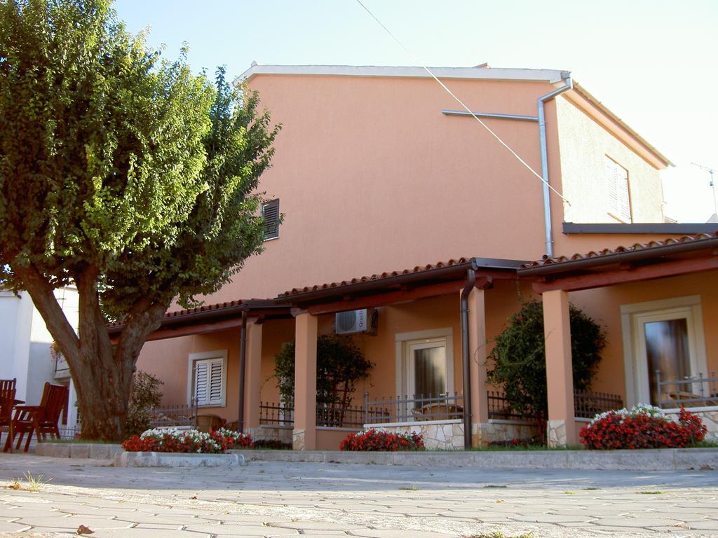 Apartments Kori Funtana Rum bild